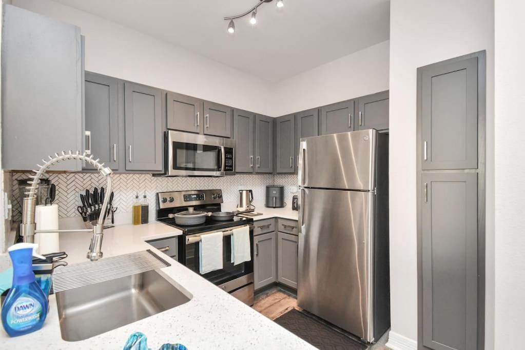 Luxury 1br ,nrg ,downtown ,med Center,galleria